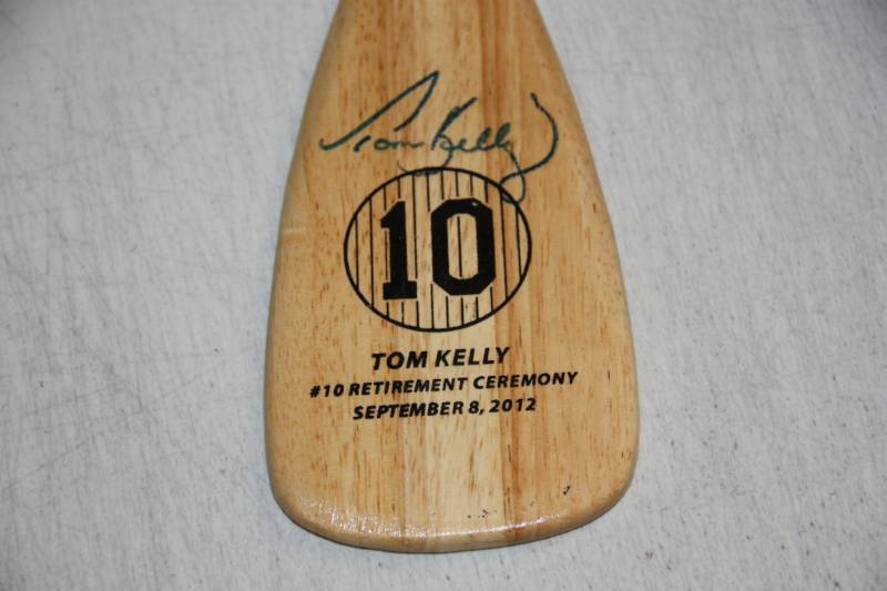 lot 50 image: 2015 Tom Kelly Retirment Oar SGA Auto