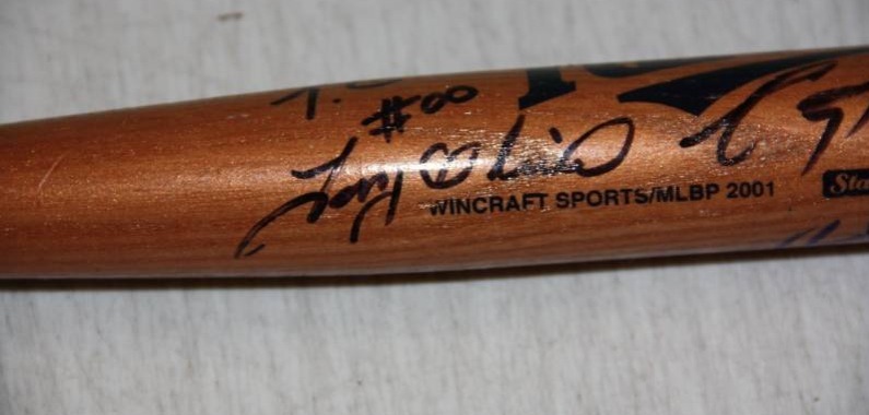lot 51 image: Minnesota Twins Mini Bat Tony Oliva Auto
