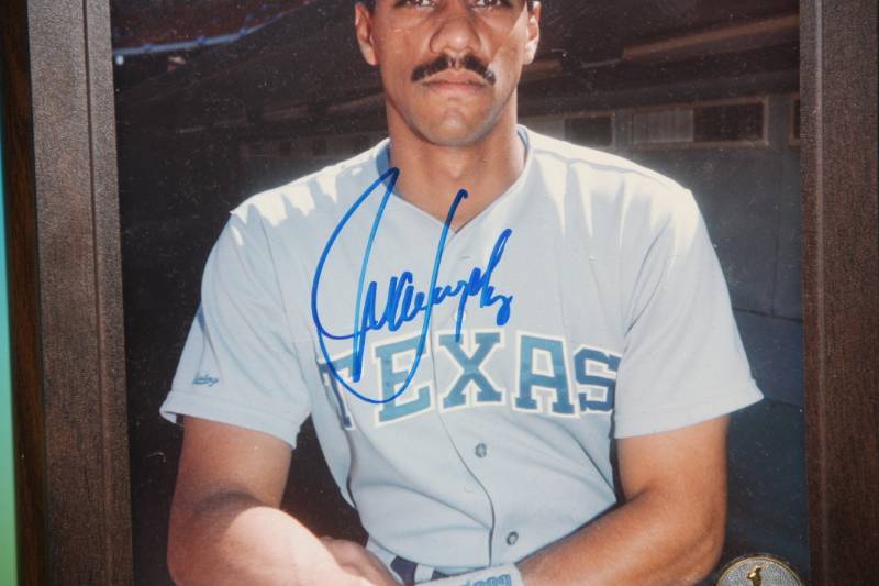 lot 58 image: Juan Gonzalez 8x10 Photo Plaque Auto
