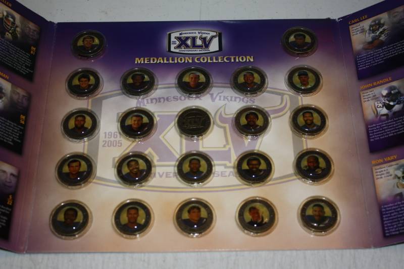 MINNESOTA VIKINGS STAR TRIBUNE 1961-2005 MEDALLION ALBUM (EMPTY)