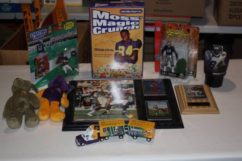 lot 91 image: Randy Moss Collectors Lot of 9