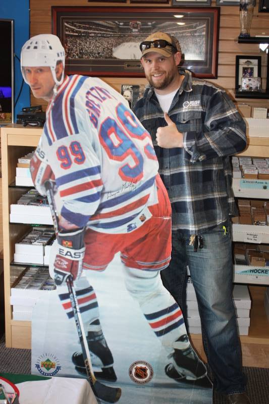 lot 94 image: Upper Deck Authenticated Wayne Gretzky Standee