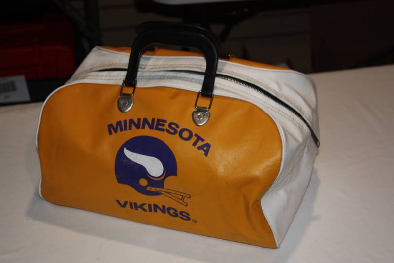 lot 96 image: Vintage 60s or 70s Minnesota Vikings Leather Travel Bag