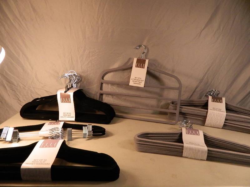 76 New Elle Brand Velvet Hangers
