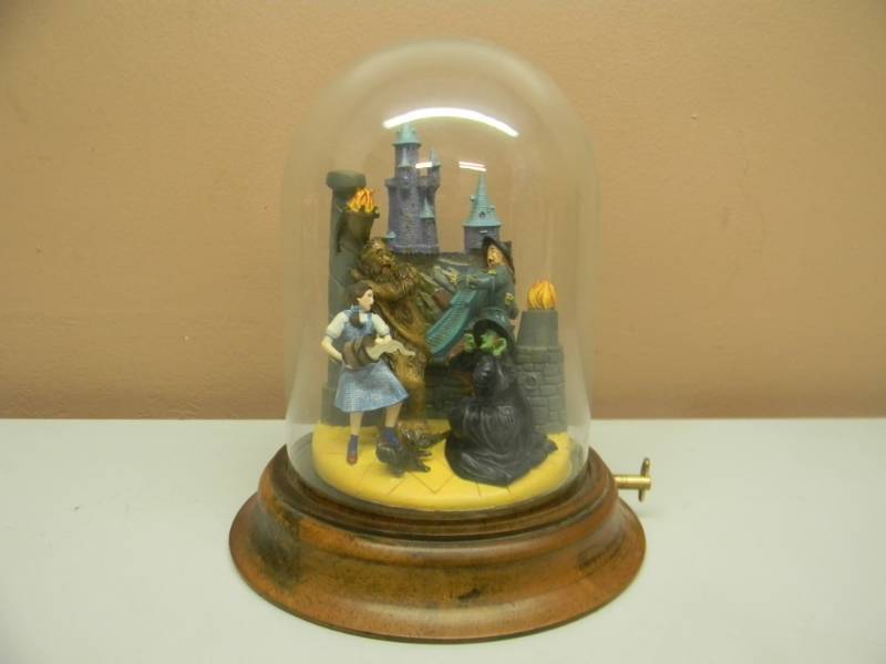 lot 3 image: Wizard of Oz Domed Music Box, DING DONG THE WITCH IS DEAD - 1991 TURNER ENTERTAINMENT CO. - NICE WORKS - APPROX 8H BY 7W - SEE PICTURES