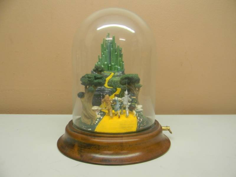 lot 4 image: Wizard of Oz Domed Music Box, WERE OFF TO SEE THE WIZARD - 1989 TURNER ENTERTAINMENT CO. - NICE WORKS - APPROX 8H BY 7W - SEE PICTURES