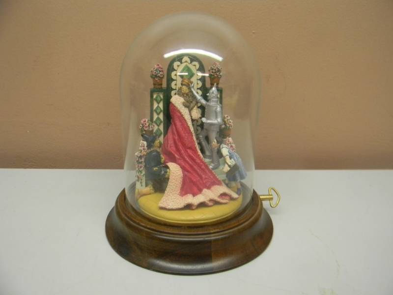 lot 5 image: Wizard of Oz Domed Music Box, IF I WERE KING OF THE FOREST - 1991 TURNER ENTERTAINMENT CO. - NICE WORKS - APPROX 8H BY 7W - SEE PICTURES