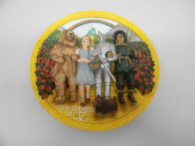 lot 15 image: THE WIZARD OF OZ 1995 TURNER ENTERTAINMENT CO - Bas Relief 3-D Wall Plaque or Plate by Enesco - NICE - SEE PICTURES