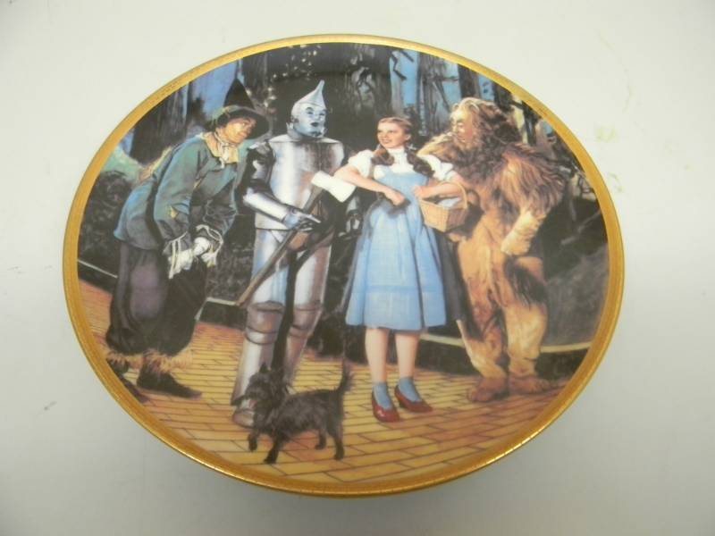 lot 18 image: Wizard of Oz WERE OFF TO SEE THE WIZARD 1988 - Hamilton Collection 50th Anniversary Plate - NICE - SEE PICTURES