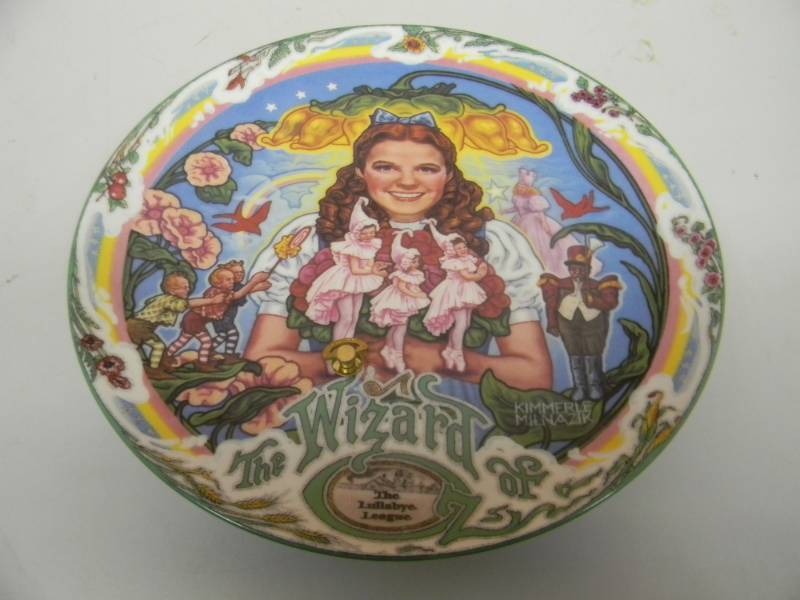 lot 21 image: THE LULLABYE LEAGUE Limited Edition Wizard Of Oz Musical Plate - 1993 BY KIMMERLE MILNAZIK - BRADEX, TURNER ENTERTAINMENT CO - NICE, WORKS - SEE PICTURES