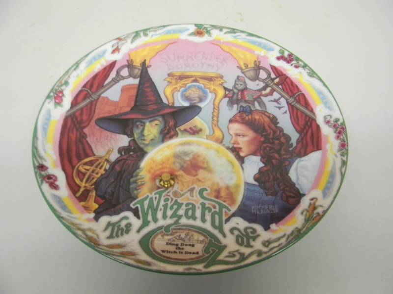lot 22 image: DING DONG THE WITCH IS DEAD Limited Edition Wizard Of Oz Musical Plate - 1993 BY KIMMERLE MILNAZIK - BRADEX, TURNER ENTERTAINMENT CO - NICE, WORKS - SEE PICTURES