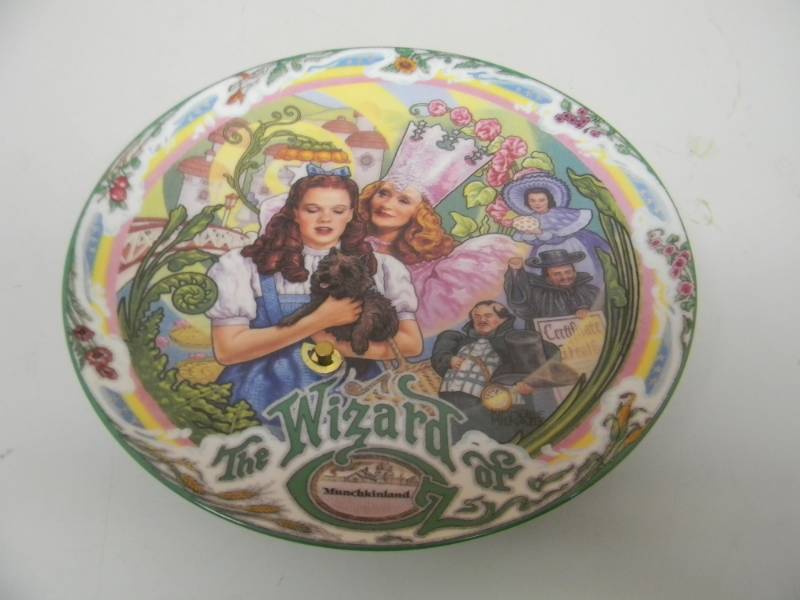 lot 23 image: MUNCHKINLAND Limited Edition Wizard Of Oz Musical Plate - 1993 BY KIMMERLE MILNAZIK - BRADEX, TURNER ENTERTAINMENT CO - NICE, WORKS - SEE PICTURES