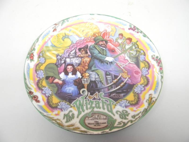 lot 26 image: THE MERRY OLD LAND OF OZ Limited Edition Wizard Of Oz Musical Plate - 1993 BY KIMMERLE MILNAZIK - BRADEX, TURNER ENTERTAINMENT CO - NICE, NO MUSIC BOX - SEE PICTURES