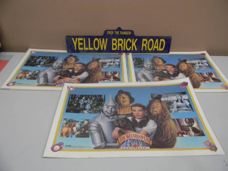 lot 29 image: WIZARD OF OZ SET OF 4 LAMINATED PLACE SET WITH YELLOW BRICK ROAD SIGN - TURNER ENTERTAINMENT CO. 1989 - SEE PICTURES