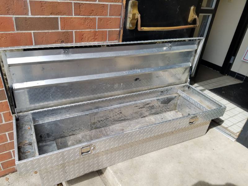 lot 7 image: 70 inch Aluminum Pickup Tool Box