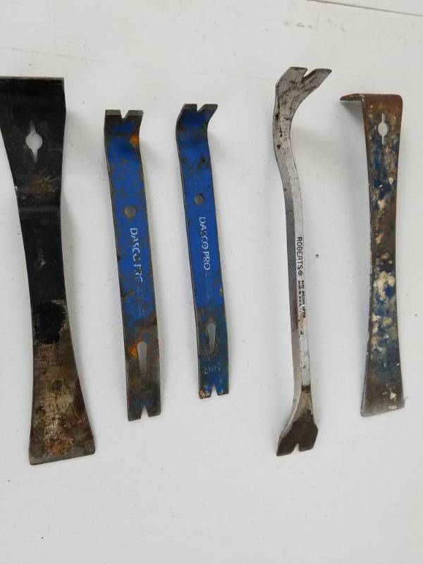 lot 20 image: Various Pry Bars