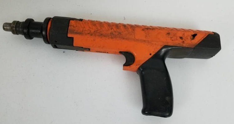 lot 21 image: Concrete or metal nailing gun