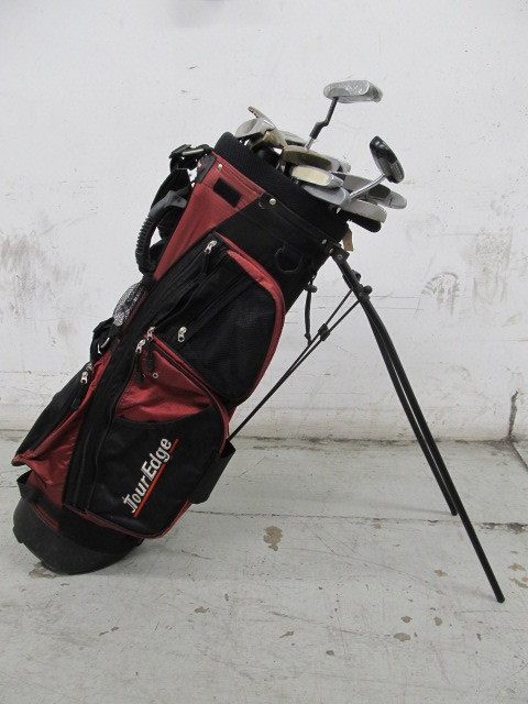 lot 19 image: Golf Bag Full of Putters