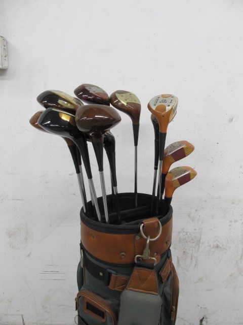 lot 21 image: Bag of Vintage Drivers & Woods