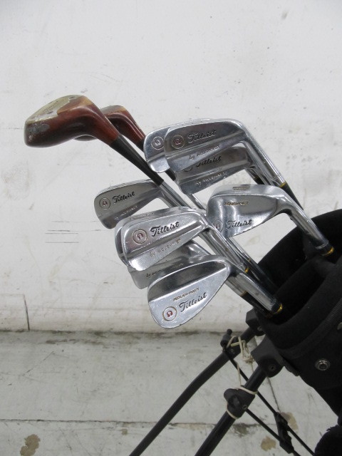 lot 22 image: Complete Set of TITLEIST Acushnet Irons & Woods