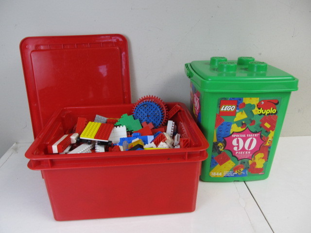 lot 9 image: Group of Assorted Legos & Duplos