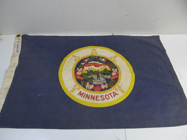 lot 18 image: Vintage Bulldog MINNESOTA Flag