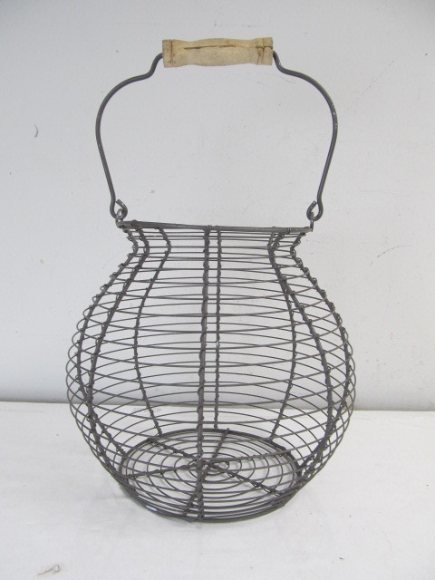lot 52 image: Primitive Wire Basket wWood Handle