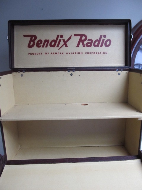 lot 104 image: Large Vintage BENDIX Aviation Radio Salesman Case
