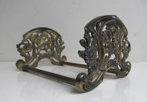 lot 105 image: Antique Brass Expandable Book Rack