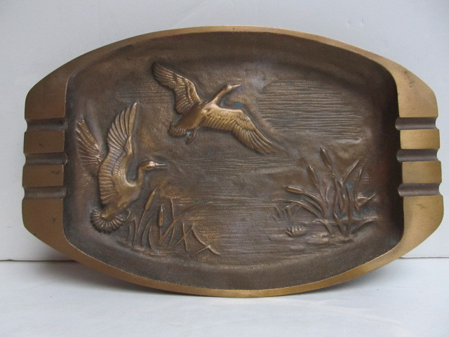 lot 111 image: Large Heavy Vintage Solid Brass Duck Ashtray