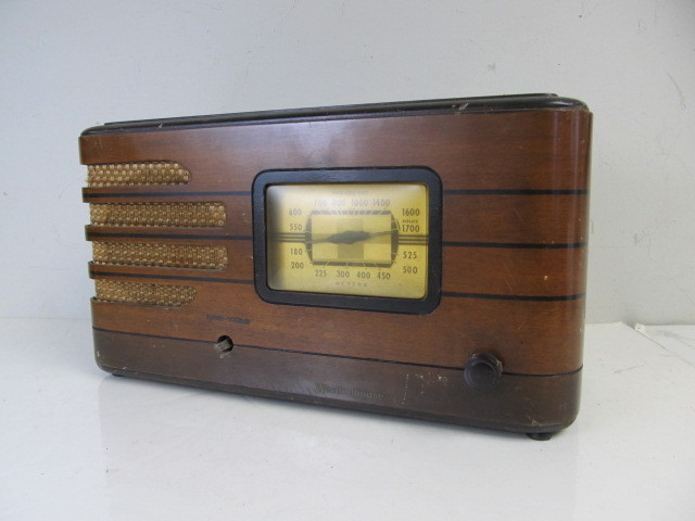 lot 124 image: Vintage WESTINGHOUSE Deco Tube Radio