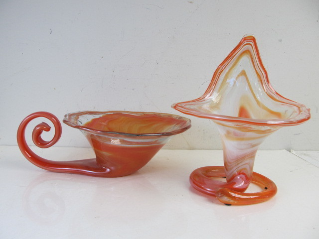 lot 139 image: 2 Pieces Vintage of Hand Blown Swirled Art Glass