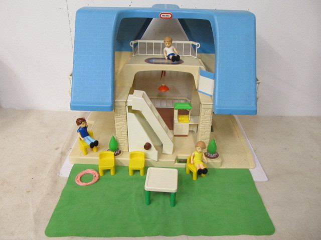 lot 72 image: Large Vintage LITTLE TIKES House with People & Furniture