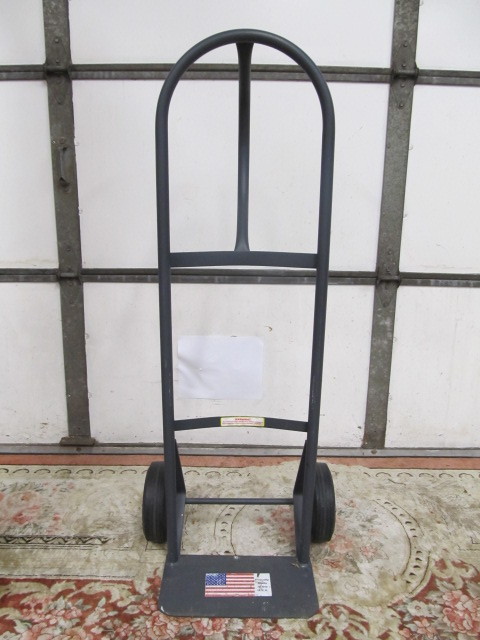 lot 81 image: Nice MILWAUKEE 2-Wheel Dolly