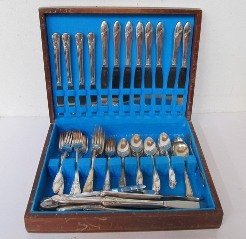 lot 88 image: Large Lot of Vintage Plated Flatware wCase