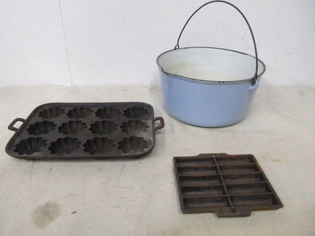 lot 169 image: Group of Vintage Cast Iron Cookware