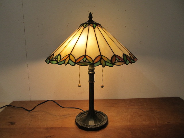 lot 176 image: Elegant Tiffany Style Quoizel Two Light Table Lamp