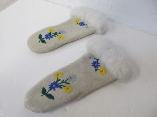lot 197 image: Old Vintage Grenfell Labrador Industries Winter Mittens