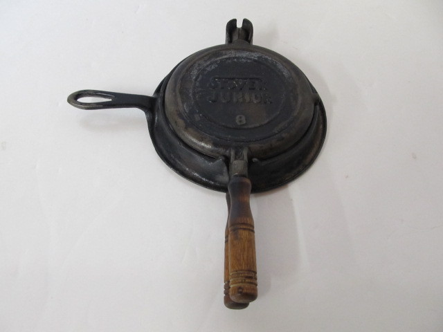 lot 192 image: Vintage STOVER JUNIOR Cast Iron Toy Waffle Maker