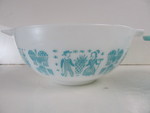 lot 199 image: 3 Pieces of Vintage PYREX Butter Print