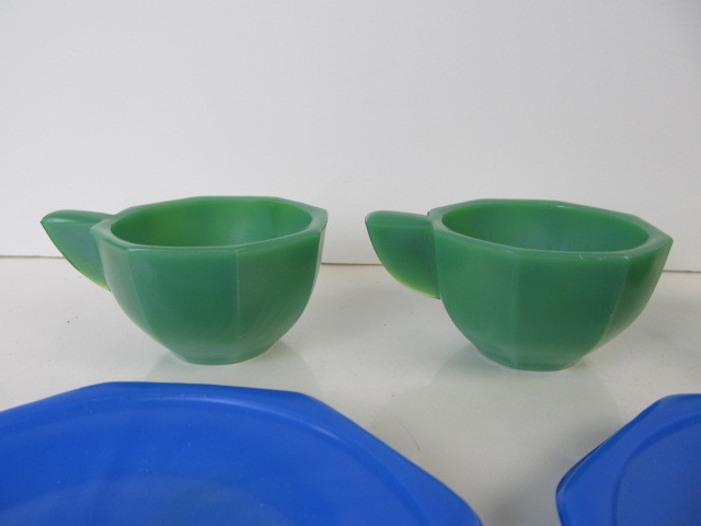 lot 206 image: Vintage Mid Century Small Swirled Glassware 