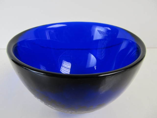 lot 207 image: Vintage Norwegian HADELAND Cobalt Blue Silver Inclusion Art Glass Bowl 