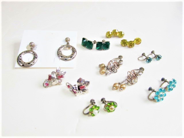 lot 210 image: 8 Sets of Sterling Silver wGemstone etc Earrings