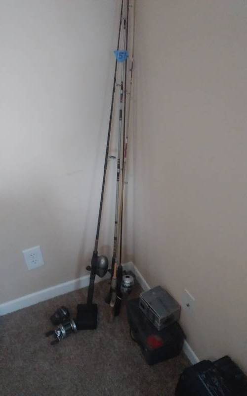 4 Fishing Rods & Assorted Reels (Daiwa & Pflueger Bait Casters)