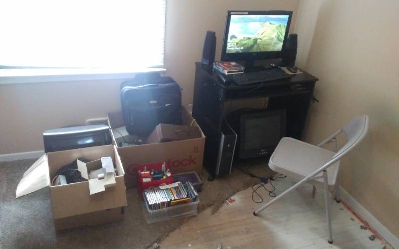 HP Computer With Flat Screen Monitor (Works). Also Includes Desk & Assorted Office Items.