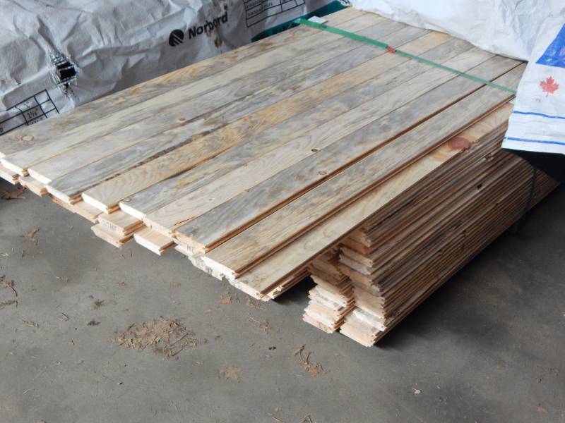 lot 72 image: 1x4 Pine Tongue & Groove Paneling Blue Stain