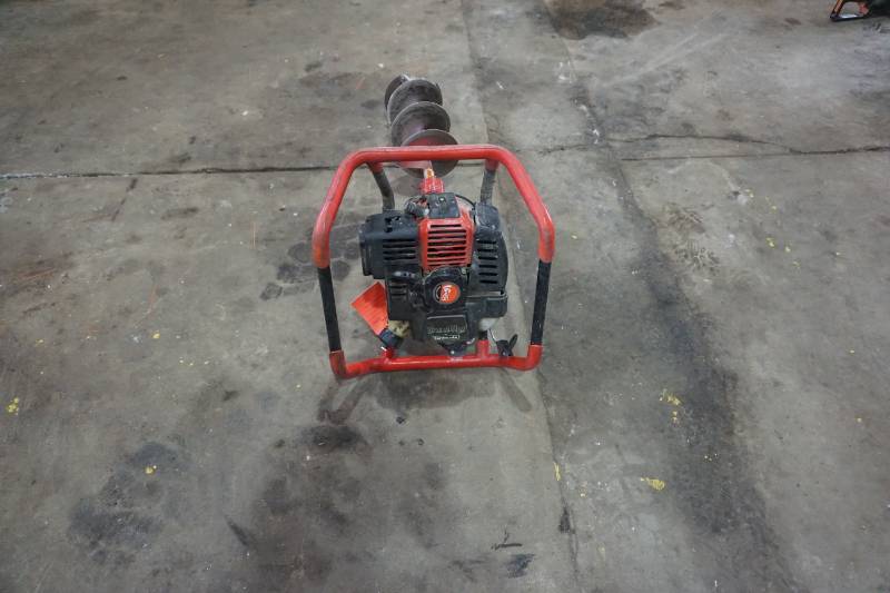 lot 29 image: Earthquake Dually 6 Post Hole Auger