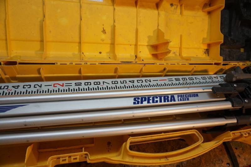 lot 33 image: Spectra Brand Model LL200 Contractors Laser Level Set With Tri Pod Stand, Scale Measuring Stick & StorageCarry Case