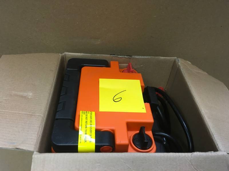 lot 6 image: BLACK  DECKER JS75C2PB 750 Amp Portable Power Station in good condition