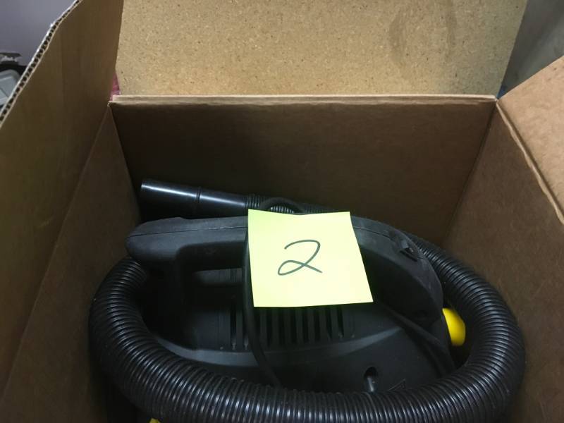 lot 2 image: Stinger 2.5 Gal. 1.75-Peak HP Compact Wet Dry Vac in good condition
